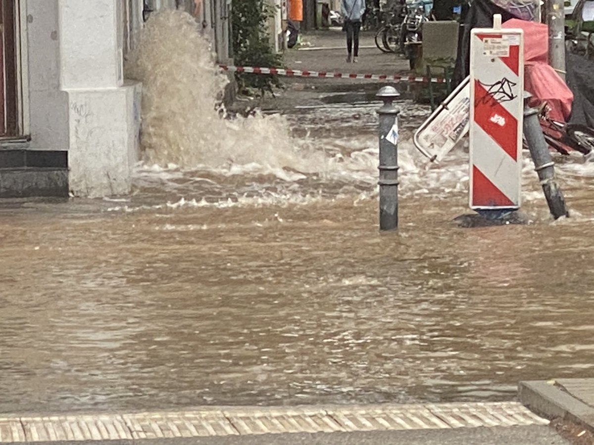 ThomasPeise's tweet photo. #Berlin #Neukölln: Wasserrohrbruch auf der #Sonnenallee, Vollsperrung, Strasse unter Wasser, Feuerwehr und Wasserbetriebe im Einsatz https://t.co/NETHh14kh4