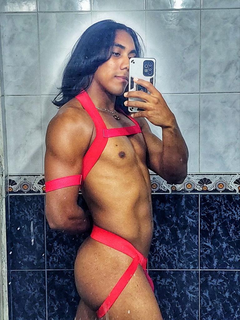 Tonny01211's tweet photo. El rojo me queda bonito, ¿no creen? 

.

Esta hermosa prenda es cortesía de mis amigos de @TopMenStore gracias y los adoro https://t.co/TzZ8yLgLdE