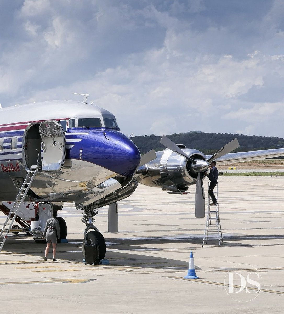 #dc6 #douglasd3 #douglasdc6 #aviation #aviationdaily #oldaviation #aviationphotography #aircraft #planespotting #avgeek #redbull #redbullracing #theflyingbulls #photography #amazing #salzburg #photooftheday #instaaviation