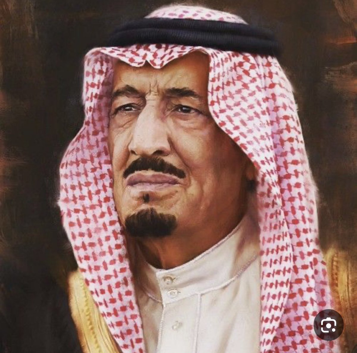 #سلمان
كلنا مخلصين وكلنا فالصدارة
في ركاب الملك سلمان نمشي سوية
شيخنا ياصل الغاية بعزم ومهارة
لو تكون المسالك كلها جندليه
مثل ابوه المؤسس طيّب الله زباره
ورّد الركب هيت بليلة خرمسية
احمد الله وطنا للمكارم منارة
للرسالات مهد وقبلة للبرية