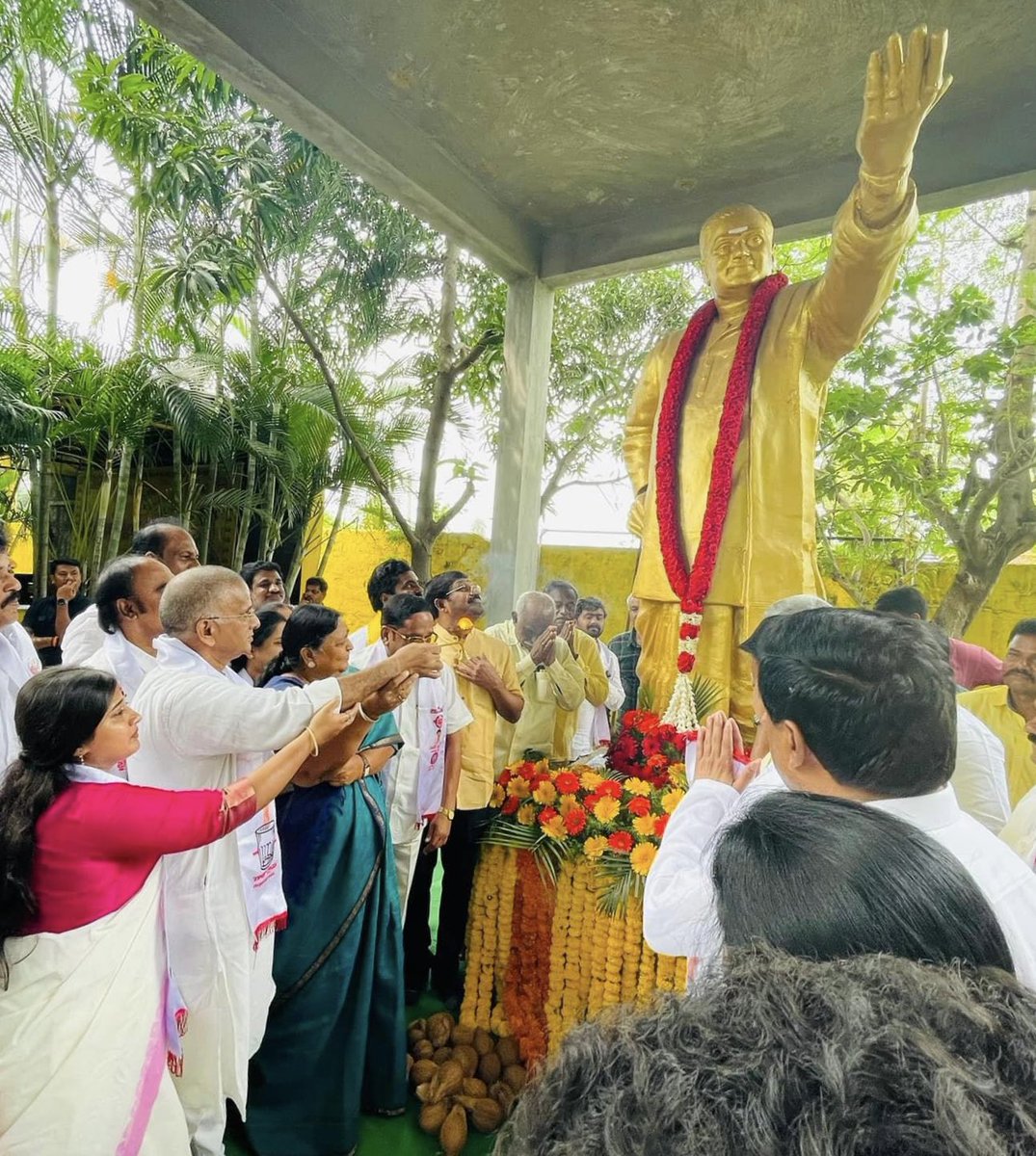 VinuthaKotaa's tweet photo. తెలుగు ప్రజల ఖ్యాతిని యావత్ ప్రపంచానికి చాటి చెప్పిన నేత.
పేద వాడి ఆకలి తీర్చడానికి నూతన పథకాలు సృష్టించిన మహోన్నతులు.
విశ్వవిఖ్యాత నట సార్వభౌమ శ్రీ నందమూరి తారక రామారావు గారి జయంతి సందర్భంగా ఆ మహనీయునికి ఘననివాళులు🙏
#100YearsOfNTR
#NTRLivesOn
#TDPJSPBJPWinning
@PawanKalyan https://t.co/92FGC1fl0b
