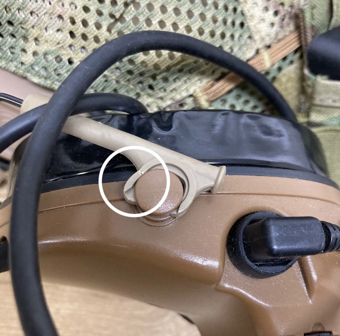 BESTMUG3's tweet photo. #ミリタリー物販
送別15k

Crye Precision ヘルメット？ ヘッドセット 無線機 サバゲ ミリタリー 迷彩

全体的にキレイですが、無線使用未確認の為、ジャンク扱いでお願いします。
・左側無線コネクション部分折れあり（画像4枚目）
サイズ外周り
縦：約 25.0cm
横：約 27.0cm
奥行き：約 36.0cm https://t.co/92AAU1abtv