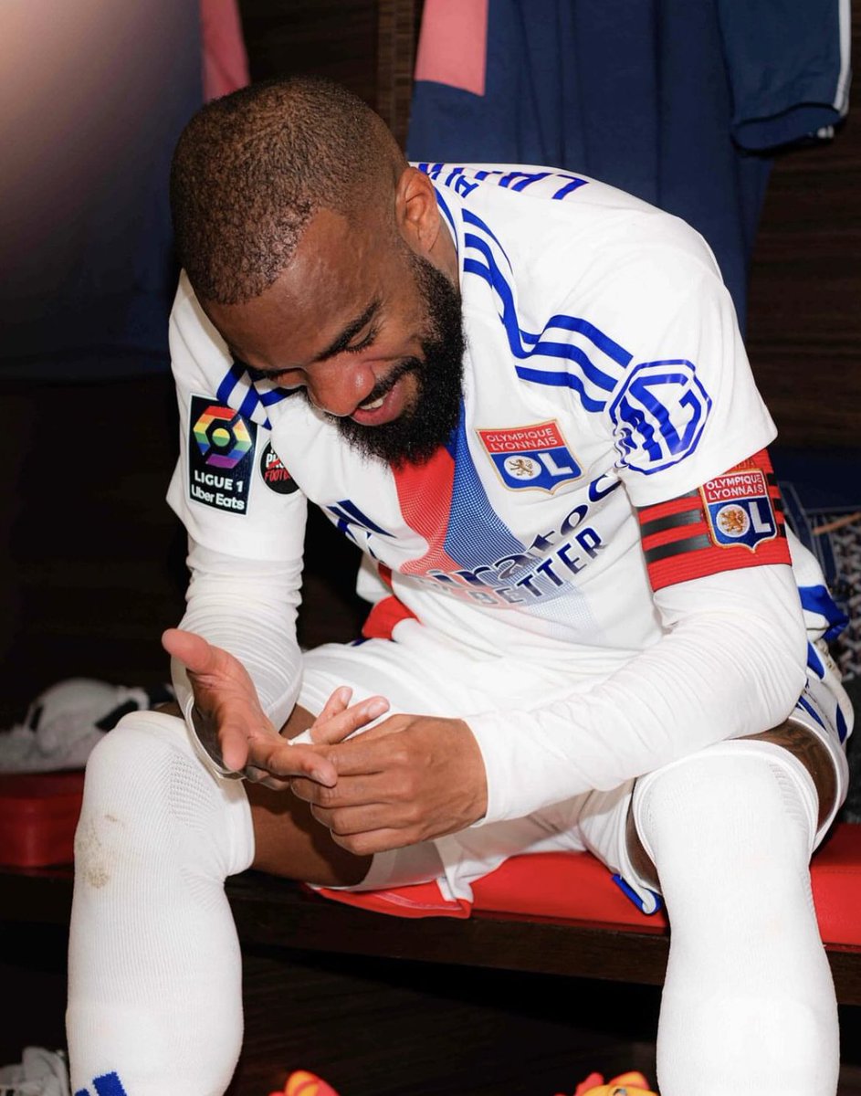 Dududinho10's tweet photo. Joyeux anniversaire @LacazetteAlex ❤️💙🎂

Merci de m’avoir fait découvrir et aimer L’OL , on t’aime fort 🙏🏽 https://t.co/zUsxaCOHba
