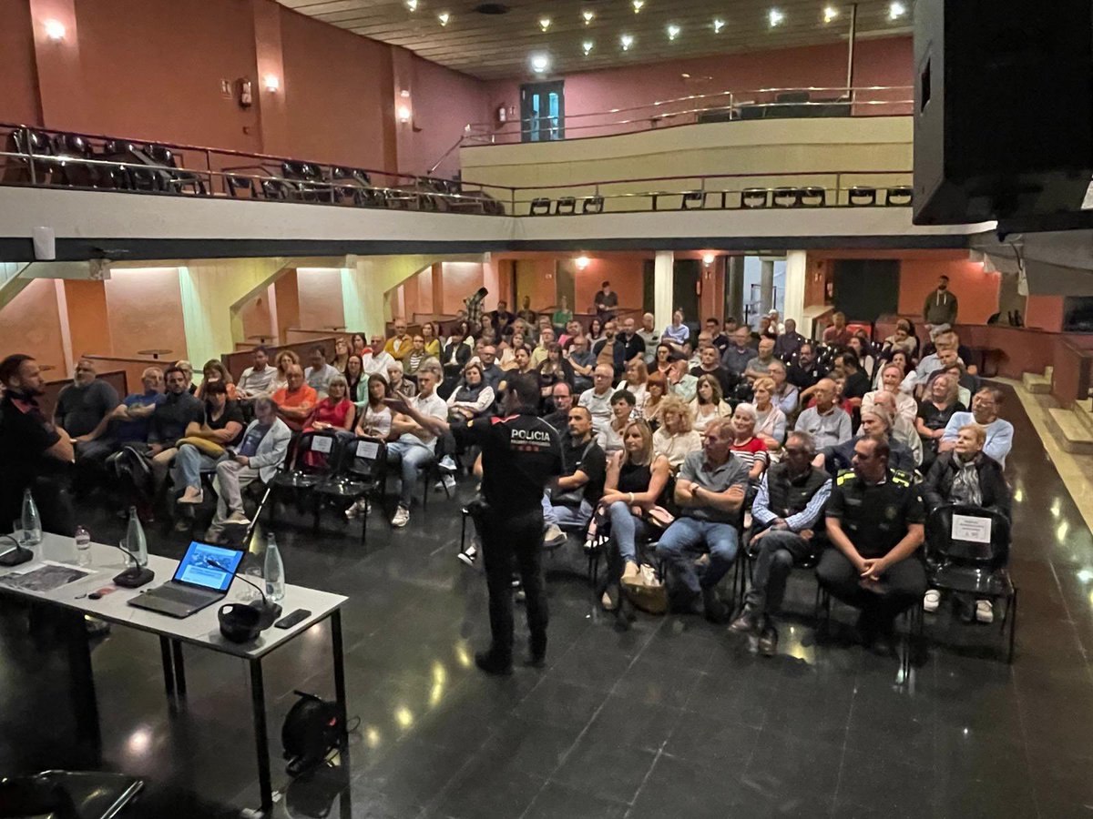 juntspersav's tweet photo. Ahir vam assistir a la xerrada organitzada per @mossos sobre prevenció de robatoris a domicilis i consells de seguretat ciutadana.

👉 La seguretat ciutadana ha de ser una prioritat i la coordinació entre Mossos i Policia Local és vital.

#RactivemVilamajor https://t.co/wu8ZVdjxic