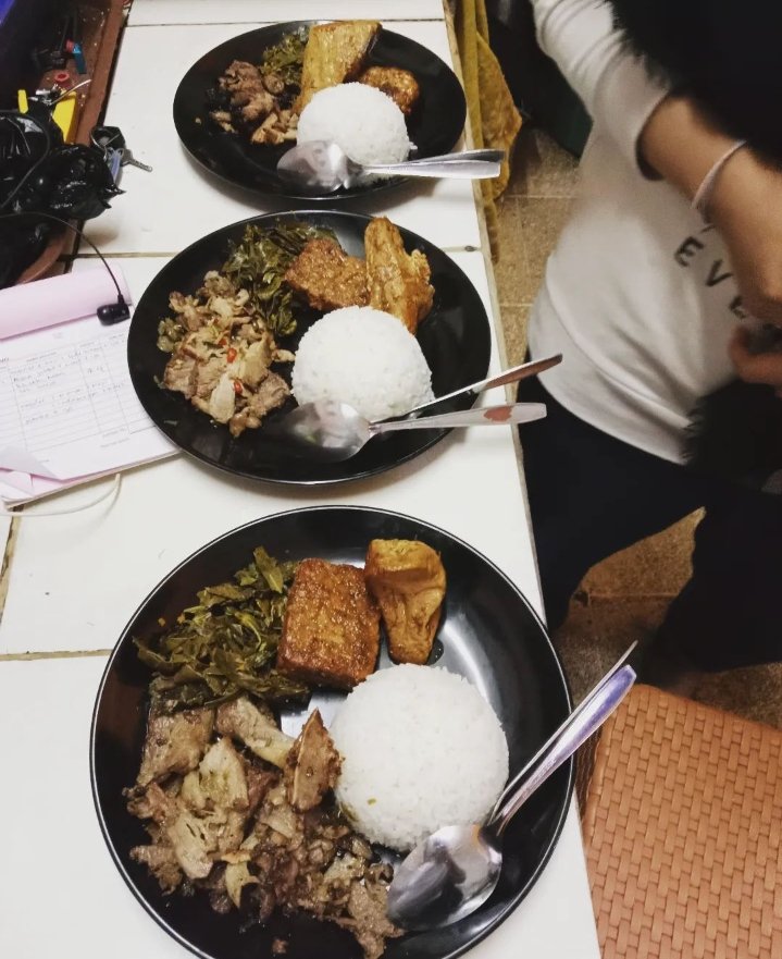 susan_amelia46's tweet photo. Maksi dulu sama ortu, adek sdh makan didekat kantor nya. Ini pesan #seisapi #kuliner khas #kupang banyak yg #nonhalal ini cari yg #halal rasa nya enak😋daging sapi diiris tipis baru dibumbui ditambah #tempebacem & #tahu sayuran nya saya kasi #mami krn tdk suka makan sayur😂 https://t.co/rOZudJAAt4