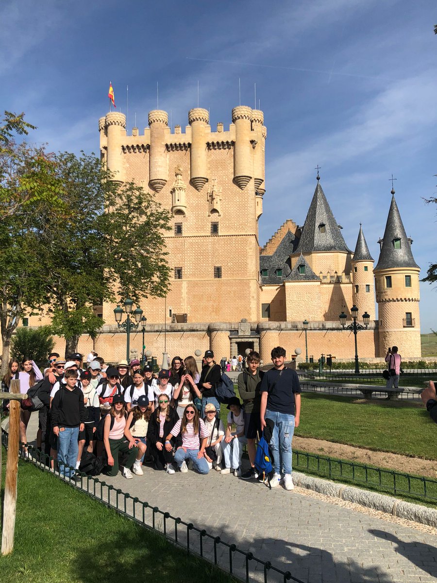 ClgPasteurStlo's tweet photo. [ESPAÑA - DÍA 1] 🇪🇦🇪🇦🇪🇦

Nuestros alumnos llegaron a Segovia este lunes por la mañana.  En el programa, visita al Alcázar, la Catedral y la Plaza Mayor bajo el sol español. 🌞🌞🌞 https://t.co/kBLCRbZ7s7
