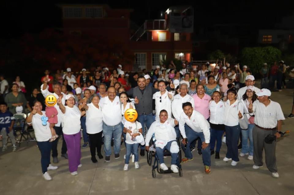 HeJuanrosash's tweet photo. Agradezco la invitación a mis amigas y amigos del Infonavit 1º de Mayo, para dialogar y conocer los retos que presenta Oaxaca de Juárez, sus agencias y colonias. 

¡Con todo, menos con miedo! 

#Te🩷Oaxaca #listosporelcambio #juanrosas #partidomujer #oaxaca #oaxacadejuarez https://t.co/HJN0IEeIrW