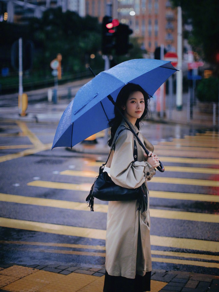 Enjoy the rain together! 🥰#ChenDuling #陈都灵 #YOUKU #优酷