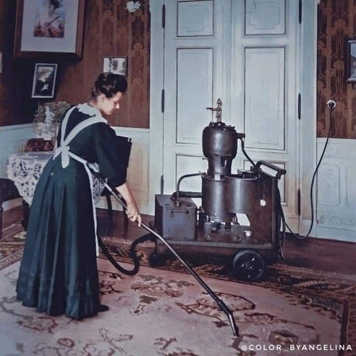Una domestica pulisce la casa con aspirapolvere
Del, 1906