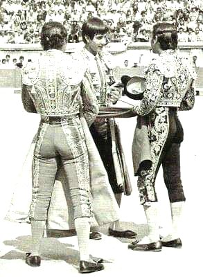 Tal día como hoy en el Coliseo de Nîmes el 28 de mayo de 1977 se doctora Christian Montcouquiol 'Nimeño II' De manos de Ángel Teruel y de testigo José María Manzanares. 🐂 'Elegante' de Torrestrella #EternoNimeñoII💫