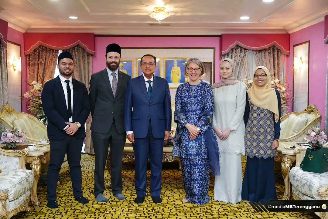 DrAhmadSamsuri's tweet photo. Berbesar hati menerima kunjungan hormat daripada TYT Ailsa Terry, Pesuruhjaya Tinggi British ke Malaysia pagi ini.

Kami saling bertukar pandangan dan membincangkan jika ada peluang serta potensi untuk jalinan kerjasama dalam mana-mana sektor sekali gus mengukuhkan lagi hubungan antara kedua-dua belah pihak. 

Terima kasih atas kunjungan. Jemput datang lagi ke Negeri Terengganu yang cantik dan indah ini. 😊