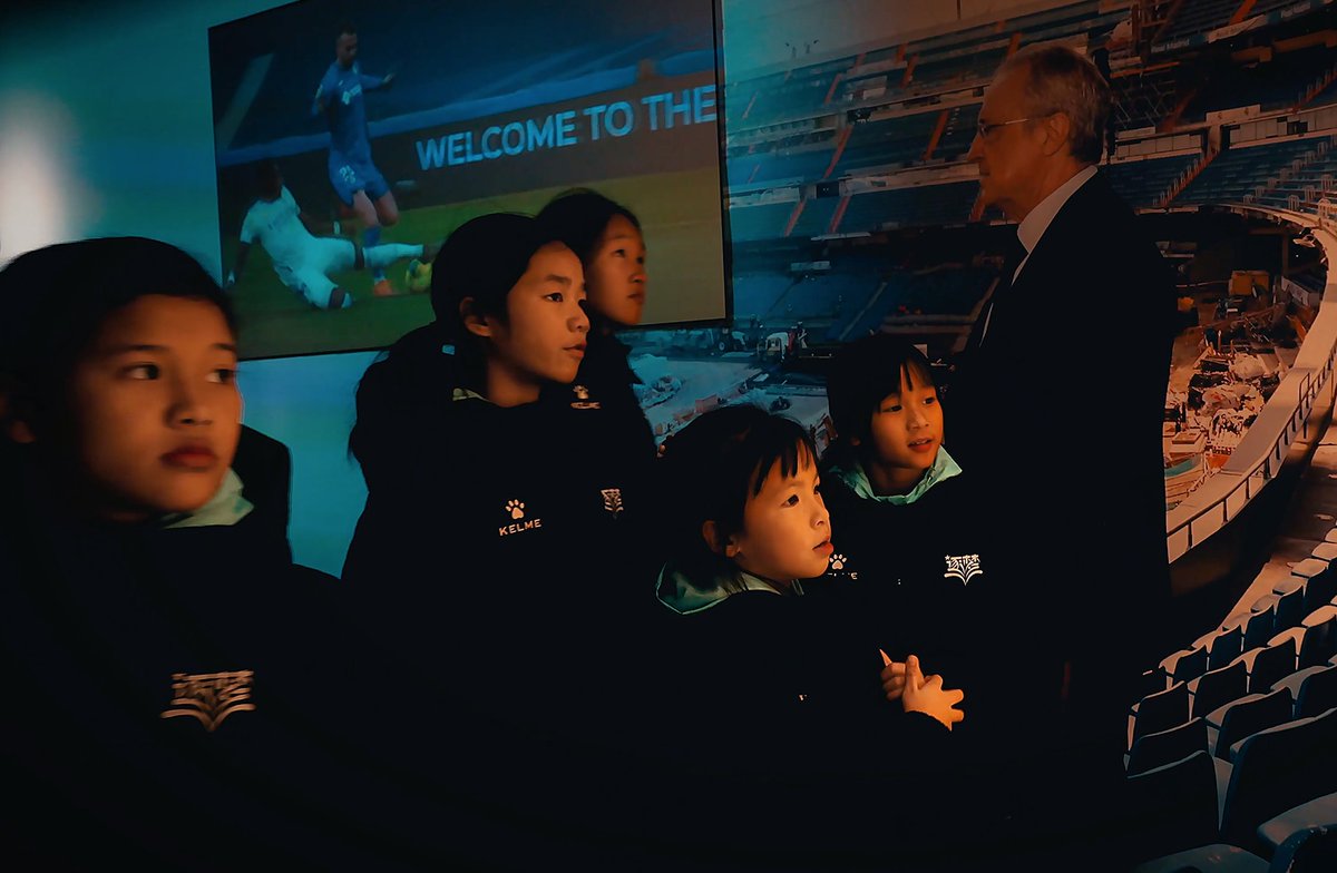 VivreauGuizhou's tweet photo. Pour leur premier voyage à l'étranger, les jeunes filles de Guizhou, à la fois nerveuses et enthousiastes, ont visité le légendaire stade Santiago Bernabéu et rencontré une footballeuse internationale chinoise, Liu Ailing, connue sous le nom de « Rose d'acier ».
#OurArena https://t.co/qQWZEN8U0a