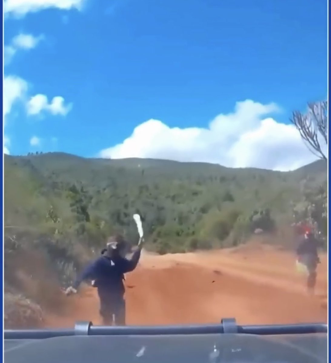 Trending video of a group men holding machetes trying to stop cars, this guy survived by a whisker!
Watch👇🏽