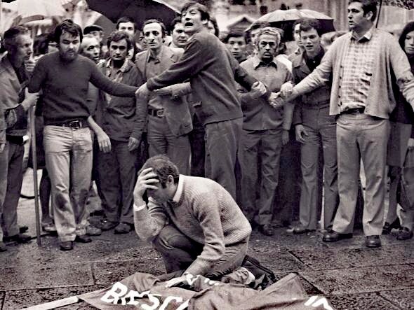 50 anni fa, il 28 maggio 1974, la strage fascista in Piazza della Loggia a #Brescia. 8 morti e 102 feriti. Le partigiane e i partigiani, le antifasciste e gli antifascisti non dimenticano. Il fascismo è un Crimine. #laMemorianonmuore #ilfascismoèuncrimine #piazzadellaloggia