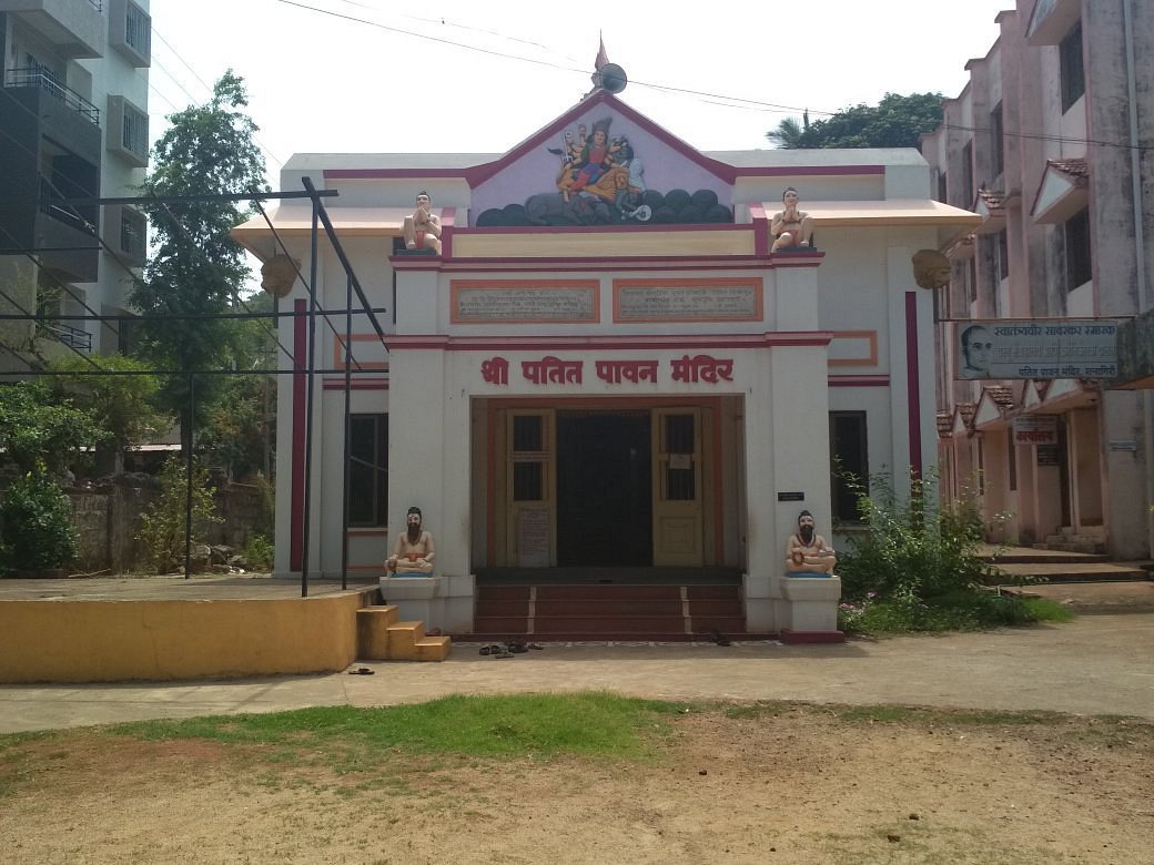 Savarkar, a Chitpavan Brahmin, kicked off his caste reforms with a “Shuddhikaran aani asprushyoddhar” program at a Vitthal temple in Ratnagiri. At a time when untouchability was an unshakable taboo in not only Ratnagiri but the entire subcontinent. He alienated a large body of