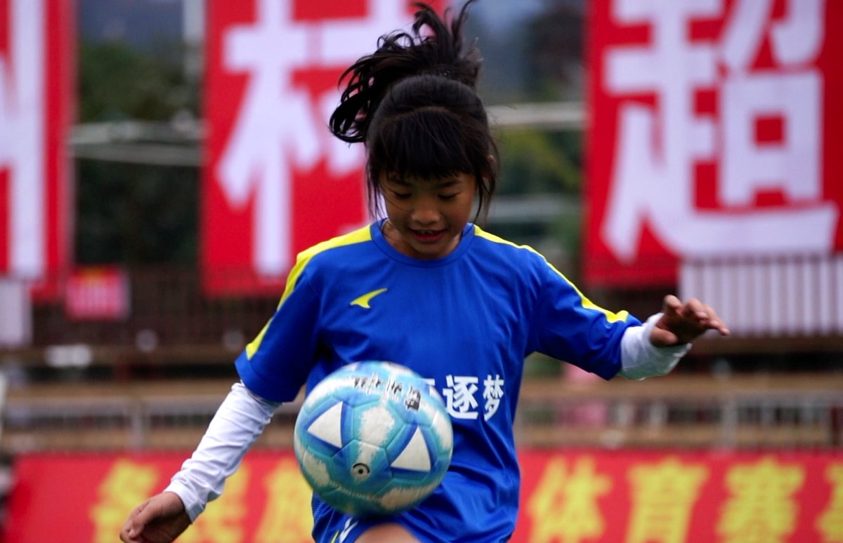 이 소녀들은 구이저우성 룽장현에서 선발된 ‘꿈을 쫓는’ 청소년 여자 축구팀으로 2023년 12월 스페인 레알 마드리드 축구단의 초청으로 스페인을 방문하게 되었다.

#우리들의경기장 #풀뿌리스포츠 #비하인드씬 #귀주인상 #스포츠여정