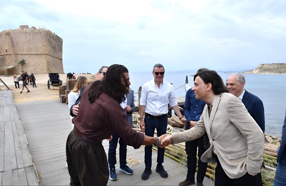 ♦️Calabria Film Comission - Anton Gulio Grande (Commissario) Members of Commission with #CanYaman on set of #Sandokan