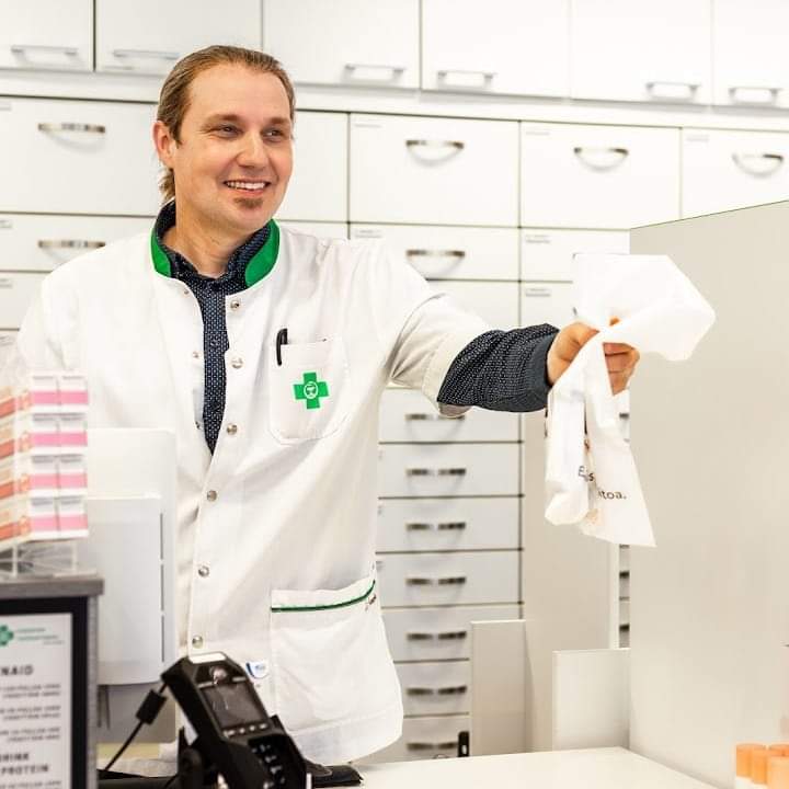 1/ 
Yskivän asiakkaan ratkaisu ei löytynyt apteekin hyllyltä 💊

Asiakas tuli apteekkiin ja suuntasi yskänlääkehyllylle. Menin kysymään tarkemmin hänen tilanteestaan ja kävi ilmi, että yskä oli kestänyt jo kauan aikaa ja oireet olivat aika vaikeat. 2