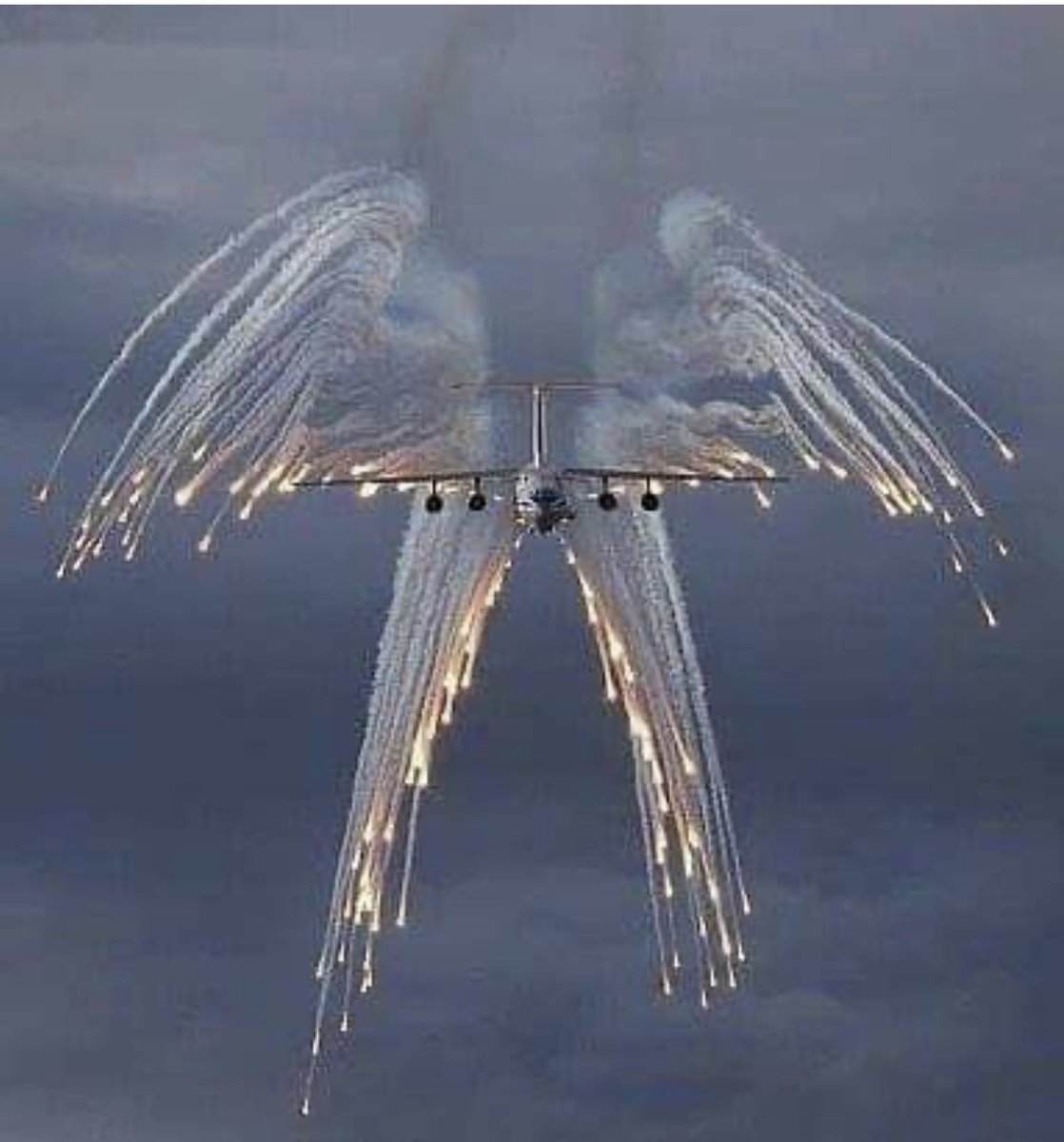 As Memorial Day draws to a close just a final Reminder. The C130s carrying fallen heroes have a call sign of Angel Flight. The flares are a final tribute! 🇺🇸🇺🇸🇺🇸🇺🇸🇺🇸🇺🇸🇺🇸🇺🇸🇺🇸🇺🇸🇺🇸