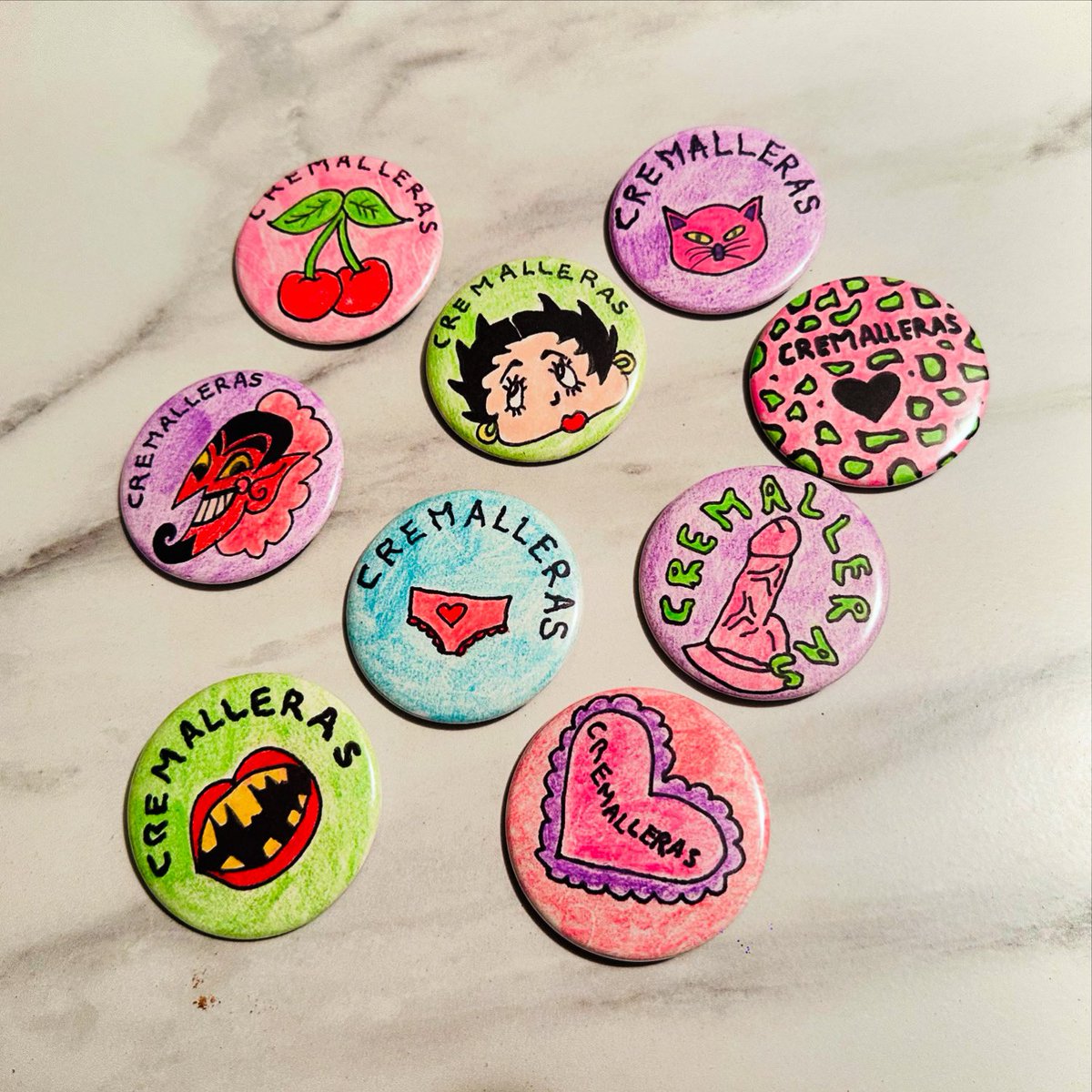 Amo dibujar pines a mano, el jueves tocamos en CDMX y los llevare ahí.