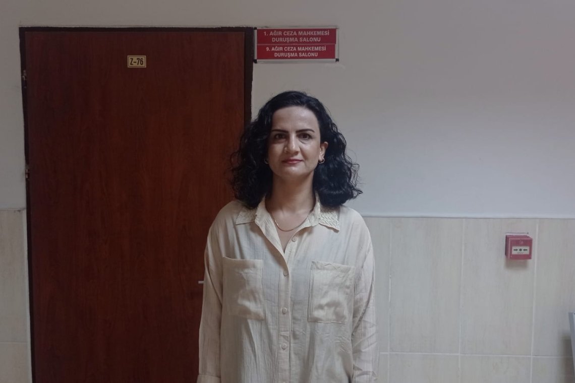 Gazeteci Nurcan Yalçın’ın davası yeniden görüldü 📌 İstinaf mahkemesinin bozma kararının ardından gazeteci Nurcan Yalçın’ın yeniden yargılandığı davanın ilk duruşması yapıldı. 📌 Mahkeme, Yalçın hakkındaki yurtdışına çıkış yasağının devamına ve diğer dava dosyalarının