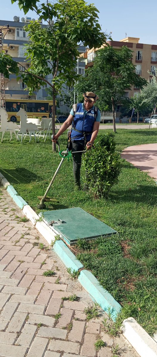 Çevre Koruma ve Kontrol Müdürlüğü ekiplerimiz yeşil alanlarımızda bakım onarım ve temizlik çalışmalarını sürdürüyor. 🌳🍀