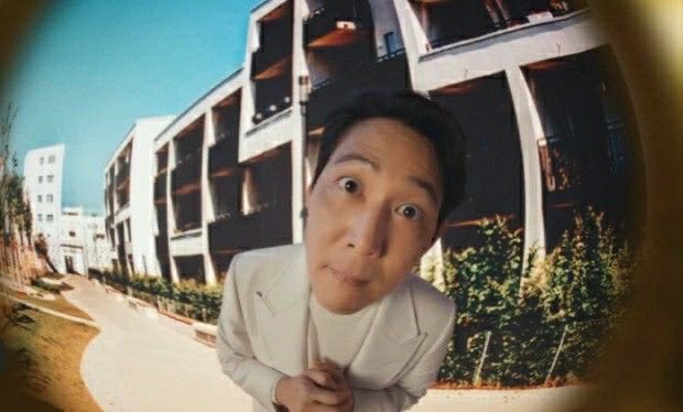 지하철 문 닫혔을때 간절해보이면 기사님이 열어준대서 스크린도어 앞에서 이러고있었는데 그냥 가버림