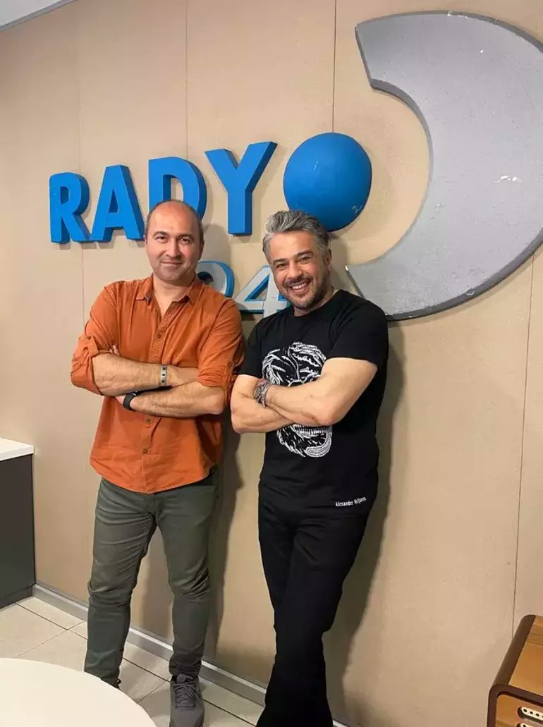 #EmreAltuğ, Radyo D’de Fatih Uslu’nun sunduğu “Stüdyo D” programının canlı yayına konuk oldu. Oyunculuk ve müzik kariyerini yıllardır bir arada yürüten Altuğ, “Bunlar benim iki bacağım gibi, bir tanesini keserseniz nasıl yürüyebilirim ki. İkisi de benim içim çok önemli” dedi.