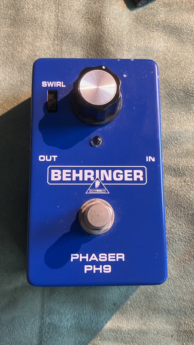 Behringer PH-9
メルカリとかで、2〜3千円とかで売ってるけど、内部のトリムで上手く調整したら全然使えるし、サウンドはビンテージ感も有り絶対お勧めなフェイザーです。