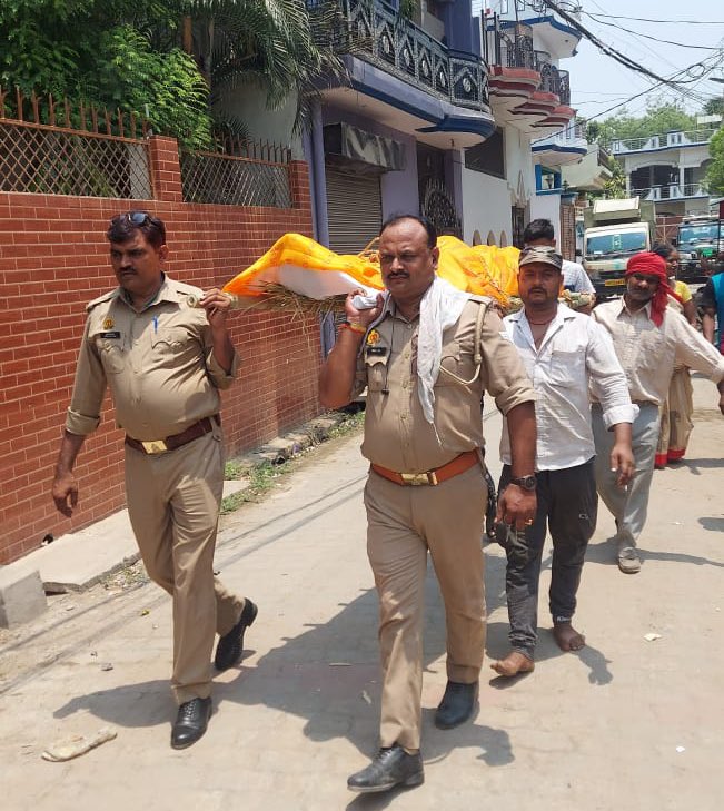 Mrsinha's tweet photo. In Lucknow, a girl lost her father. She was the only child, had no relatives, and didn't have enough money to complete the funeral. 
She called the police, and then this happened: The UP police arranged everything, called some locals, and completed his funeral. 🙏 https://t.co/bH1DzXFmIO