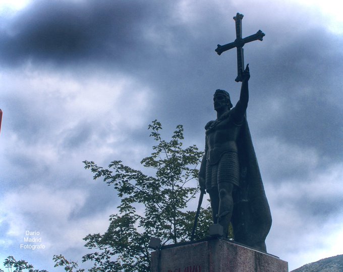 Hoy hace 1302 años que Pelayo, junto a unos 300 montañeses, vence a un ejército musulmán en Covadonga, Asturias. Pelayo había sido espatario, es decir, miembro de la guardia real del rey visigodo Witiza o Vitiza. Hace 1301 años da comienzo la Reconquista o Restauración. (Sigue)