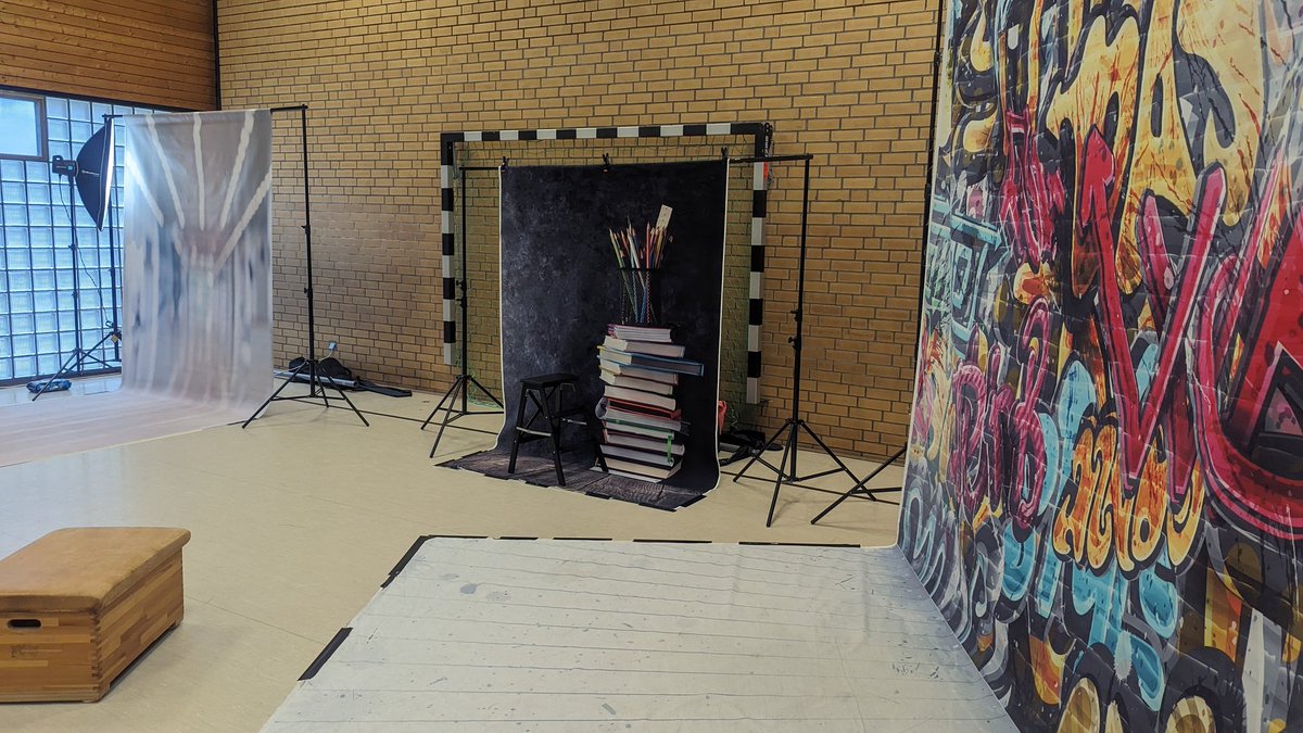 TimoSchaube's tweet photo. Die Fotosets stehen, Sheila und Timo sind dieses Jahr in einer #Grundschule die wir schon das dritte Jahr in Folge fotografieren. Auf geht's mit vielen tollen anderen #Schulfotos. Die Kinder freuen sich schon besonders auf die Fotos mit Freunden. 👍📸 www.der-andere-schulfotograf https://t.co/AODCJwsAEt