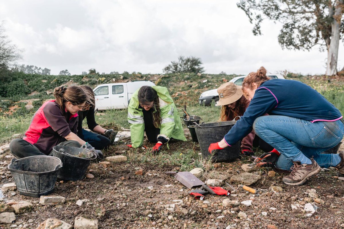 🗣Laura Muñoz Encinar, arqueóloga forense y antropóloga, dirige ‘Des-Alambrar’, un proyecto pionero que investiga los campos de concentración franquistas: “La arqueología es un escenario para discutir abiertamente temas conflictivos en la memoria colectiva.” Por María Serrano en