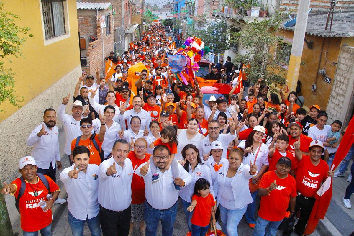 IsaacTrejo24's tweet photo. 🧡Hoy concluimos un gran día contagiados de la magia del bello #Ajijic, donde nos abrazó su gente unida y solidaria en cada una de sus pintorescas calles, que nos inspiran a darle con más fuerza para llegar al triunfo este 02 de junio. #VotaNaranja #VotaIsaacTrejo 🍊🧡 #Chapala https://t.co/VG2XfWoSVS