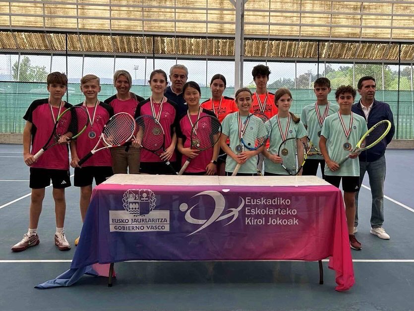 txtenis's tweet image. 🏆 |ESKOLARTEKO EUSKADIKO TXAPELKETA|
Pasa den astebukaeran Hodei Ulazia eta Janik Larrañagak Euskadiko txapelketa jokatu zuten Getxon.
Banaka, Hodeik urrezko domina🥇lortu zuen eta Janikek Brontzezkoa🥉. Binaka aldiz, urrea lortu zuten🥇.
Zorionak mutilak!👏🏻👏🏻
#TxTenis #Txerloia