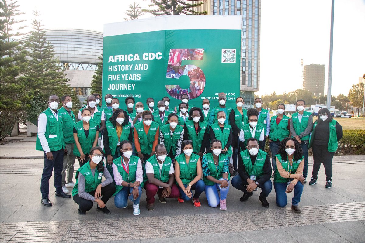 Afrikanska unionens CDC, dvs deras ECDC, poserar med masker, varenda en. 😷😷👍👍👍👍👍