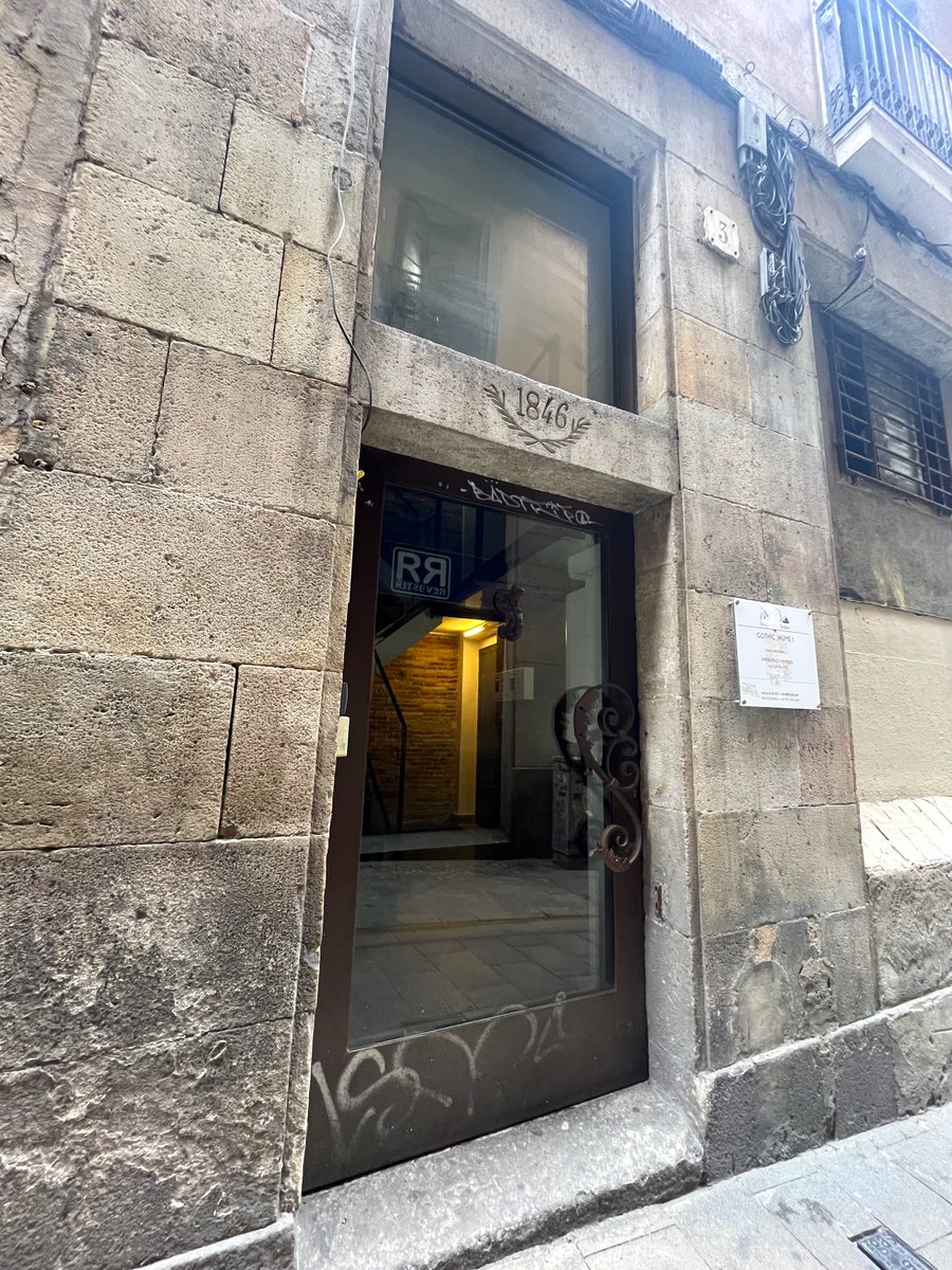 Manetes amb més de 175 anys d'antiguitat en una porta del barri de la Catedral, al #Gòtic (Freneria 3)