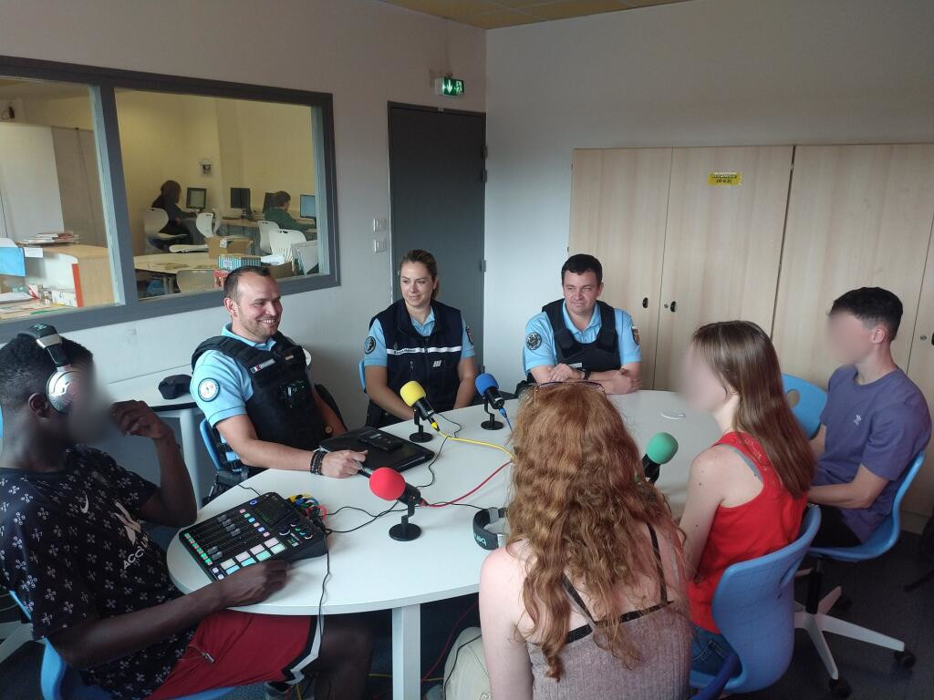 Gendarmerie_054's tweet image. #VisEnBleu ...Des activités du quotidien ( parmi bien d'autres... ) de @Gendarmerie_054: sécuriser la course cycliste Tour de la Mirabelle✅   participer à une WebRadio de collégiens ✅ sécuriser des offices religieux et lieux de cultes ✅ Etre #AVosCotés lors des vide-greniers✅