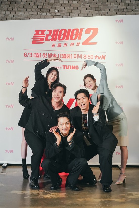 PRECIOUS OMGEE😭❤️😍💗
SQUAD HEART & look at honey doing face flower part of that🤭😍
#SongSeungheon #송승헌 #JangGyuri #OhYeonseo #LeeSieon #TaeWonseok #Player2