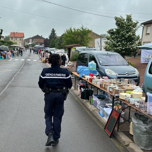 Gendarmerie_054's tweet image. #VisEnBleu ...Des activités du quotidien ( parmi bien d'autres... ) de @Gendarmerie_054: sécuriser la course cycliste Tour de la Mirabelle✅   participer à une WebRadio de collégiens ✅ sécuriser des offices religieux et lieux de cultes ✅ Etre #AVosCotés lors des vide-greniers✅