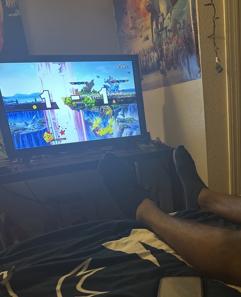 bro has a whole girl on his bed and he playing elite smash..