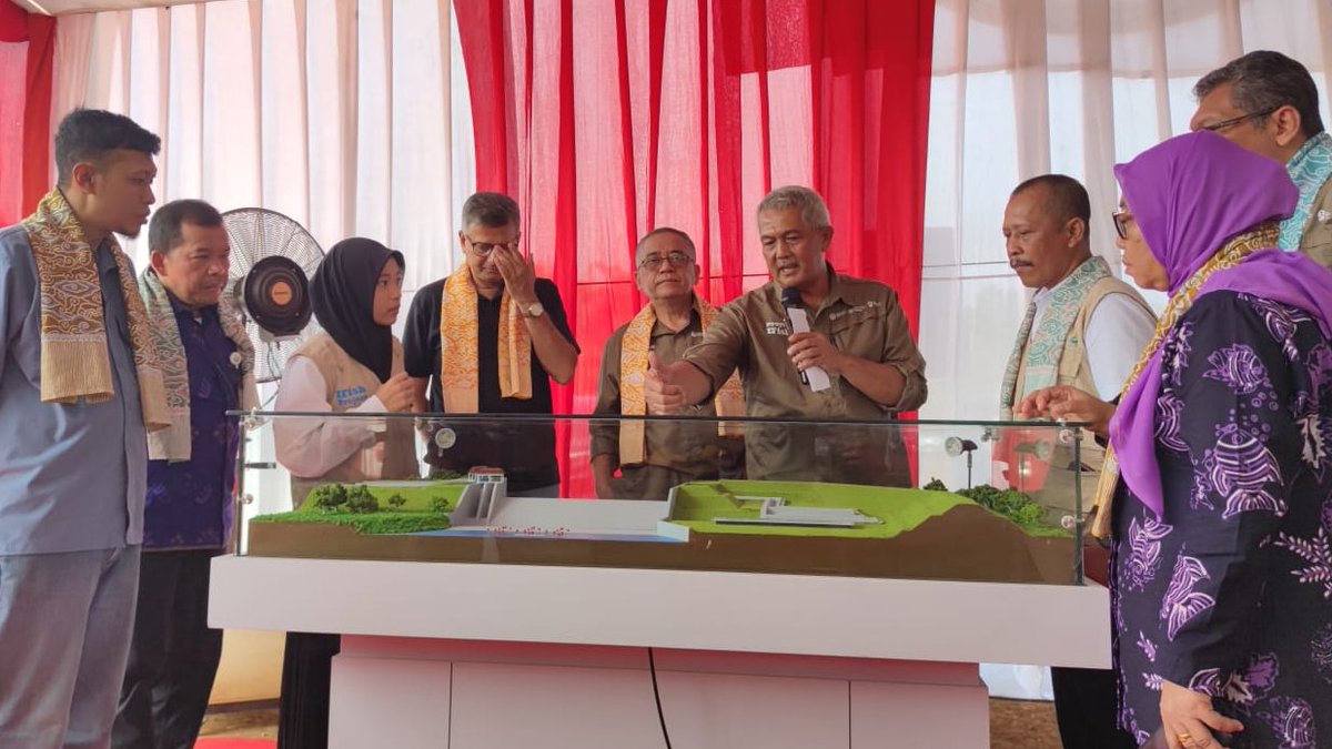 FAOIndonesia's tweet photo. Greetings from Sukabumi! 🐟 IFish, @kkpgoid, @theGEF, @jabarprovgoid, @kabsukabumi_id, and PT Metaphora launched the innovative solution for #sustainablefisheries through #fishway. A collaboration to maintain the quality of habitat and connectivity for inland fisheries ecosystem. https://t.co/0W7NExi6Cc