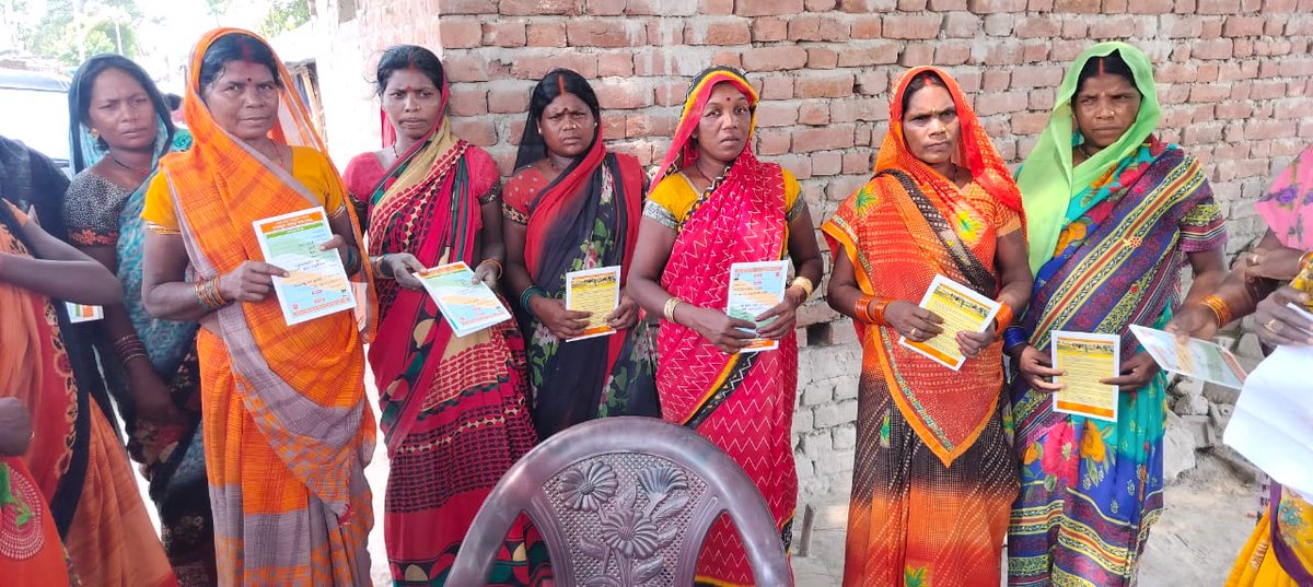 sndeep's tweet image. #Chaf panchayat, #Duddhi block #Khushinagar district, #UttarPradesh

After demanding work for a long time under #MGNREGA women in this picture get #JobCards for the first time.  And also have got work now under #MGNREGA