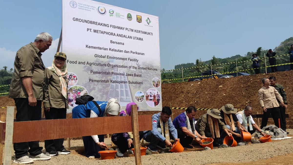FAOIndonesia's tweet photo. Greetings from Sukabumi! 🐟 IFish, @kkpgoid, @theGEF, @jabarprovgoid, @kabsukabumi_id, and PT Metaphora launched the innovative solution for #sustainablefisheries through #fishway. A collaboration to maintain the quality of habitat and connectivity for inland fisheries ecosystem. https://t.co/0W7NExi6Cc