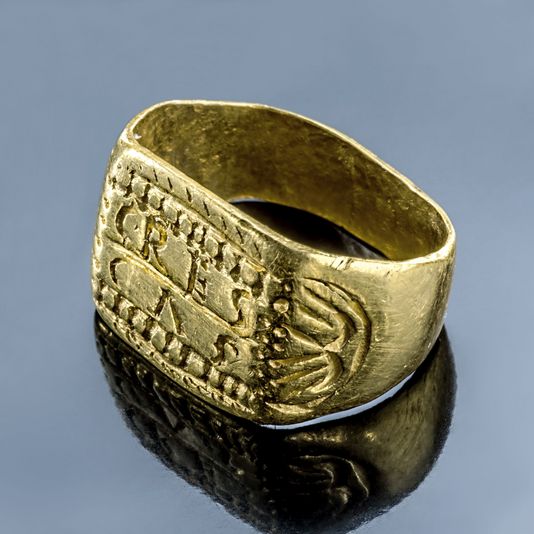 An inscribed golden ring found in the #Roman settlement at Aalen. The ring belonged to a child, the inscription reads CRESCAS, which translates as “may you grow”. A wish every parent still has for their kids today. #EpigraphyTuesday 📸 @ALM_BaWue