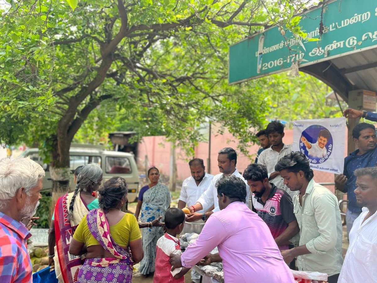 VijayFansTrends's tweet photo. On this World Hunger Day, our TVK team is providing food across the state in every constituency as instructed by Thalaivar @actorvijay. https://t.co/zGLimF5PnB