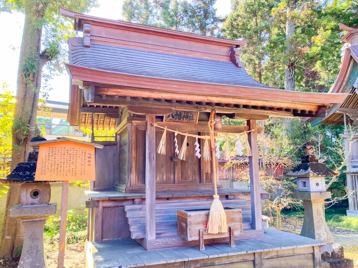 【八幡神社(竹駒神社)】
「竹駒神社」の境内社。創建年代は不明であるが、江戸時代の文献から竹駒神社の境内社の中で最も古くから祀られているものとされる。社殿は1717年に建造されたもので、明治・大正期に修復、また平成末期に屋根の葺き替えが行われた。岩沼市指定の有形文化財。