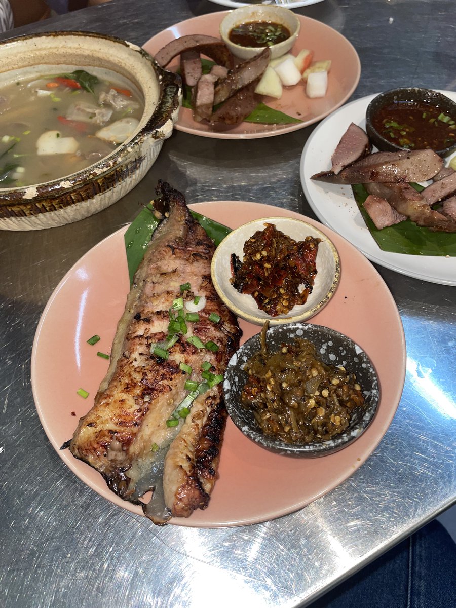 Toshipare's tweet photo. ชู้ลาว ชู้รสเด็ดจริง การันตีจากคนที่ไปกินมาแล้ว 2 ครั้งติดในรอบ 1 เดือน บอกกงนี้ว่าเดือนมิถุนายน เหมือนจะมีเมนู seasonal มาใหม่ด้วยจ้า ❤️
.
my must try list 🤤
1. ลิ้นวัวซูวีย่าง (แนะนำโทรจองก่อน ชั้นโทรจองทีละ 2-3 ที่ เพราะแก๊งนี่กินดุ)
2. ปลาดุกย่างจิ้มแจ่ว (แจ่มอร่อยถวายชีวิต)
3. ต้มแซ่บเนื้อเปื่อย (เหมาะมากกับหน้าฝน ซดแล้วชีวิตดี จมูกโล่ง)
4. ตำข้าวเปียก (เส้นหนุบ ไม่อมน้ำจนยม)
5. ตำสตรอว์เบอร์รี (เป้วหวานจากผลไม้ ตัดกับเนื้อกุ้งดองแน่นๆ ได้เริ่ด)