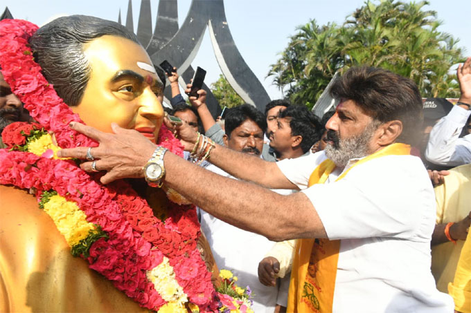 #NandamuriBalakrishna garu paid tributes to the legend #NTR Garu on his birth anniversary. #NTRJayanthi #JoharNTR #SrNTR #NTRLivesOn #NBK