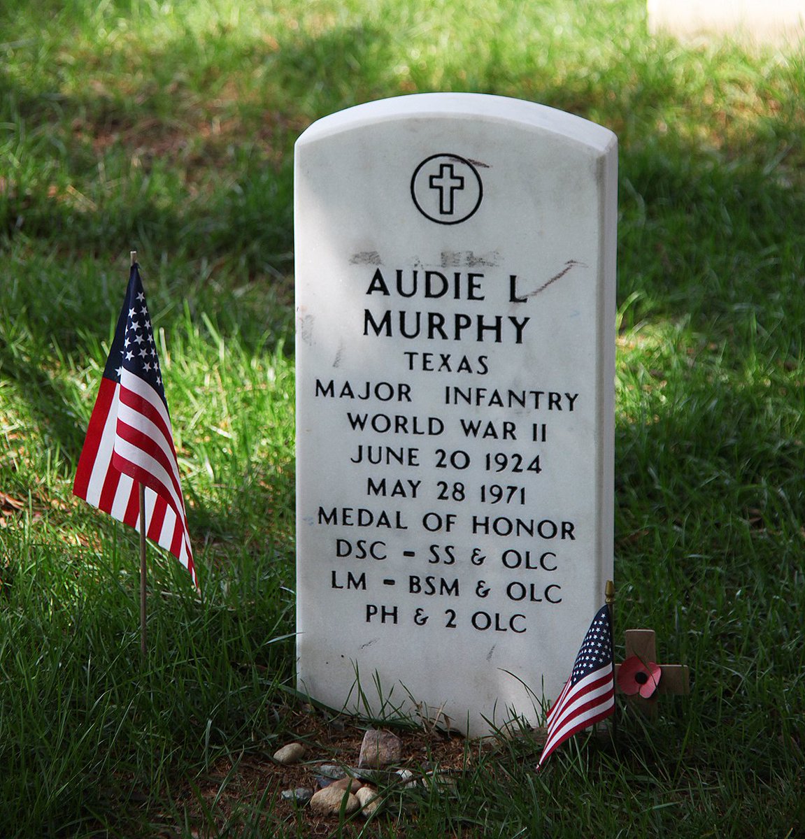 Audie Murphy (20 June 1925-28 May 1971). American soldier, actor, songwriter! Parents Irish descent. In WW2 at 19, single-handedly held off Germans at Colmar Pocket for an hour then led successful counterattack, wounded & out of ammunition; Medal of Honor! en.wikipedia.org/wiki/Audie_Mur…